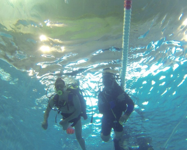 Buceando bajo la superficie de la piscina